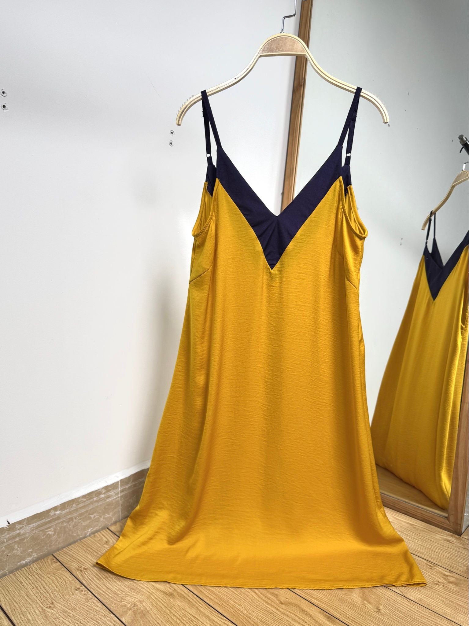  Đầm dây phối cổ V ngắn 