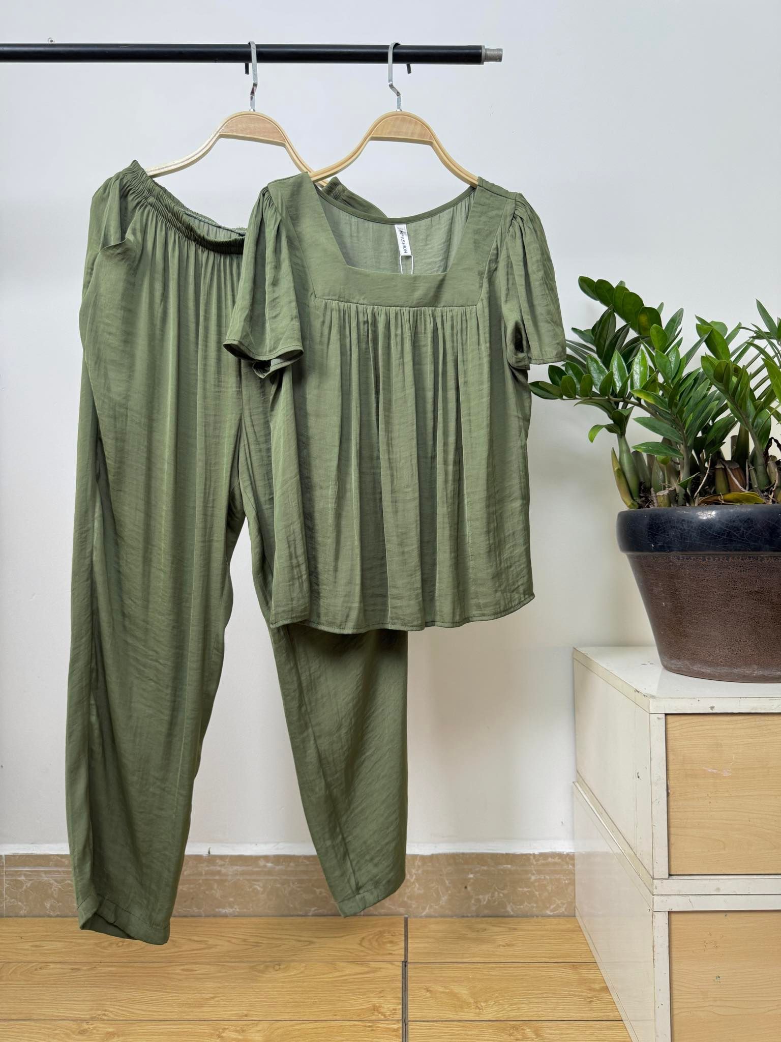  Bộ lụa quần dài cổ vuông xếp nhún có tay 