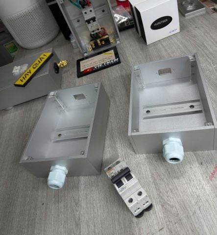  T15-03A2​ (Hàng mới) Hộp nhôm CB tổng nguồn Dũng Audio cho CB tổng nguồn (hộp rỗng chưa thi công) 