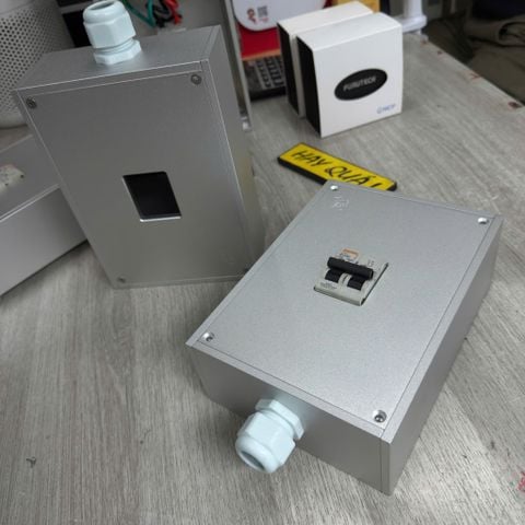  T15-03A2​ (Hàng mới) Hộp nhôm CB tổng nguồn Dũng Audio cho CB tổng nguồn (hộp rỗng chưa thi công) 