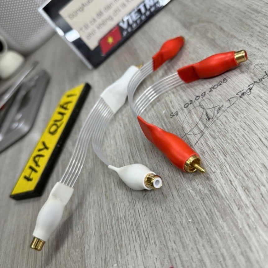 T6-20F​ Dây adaptor tín hiệu dạng trung gian cho dây dẫn 1 ra 2 RCA (Y-Splitter)