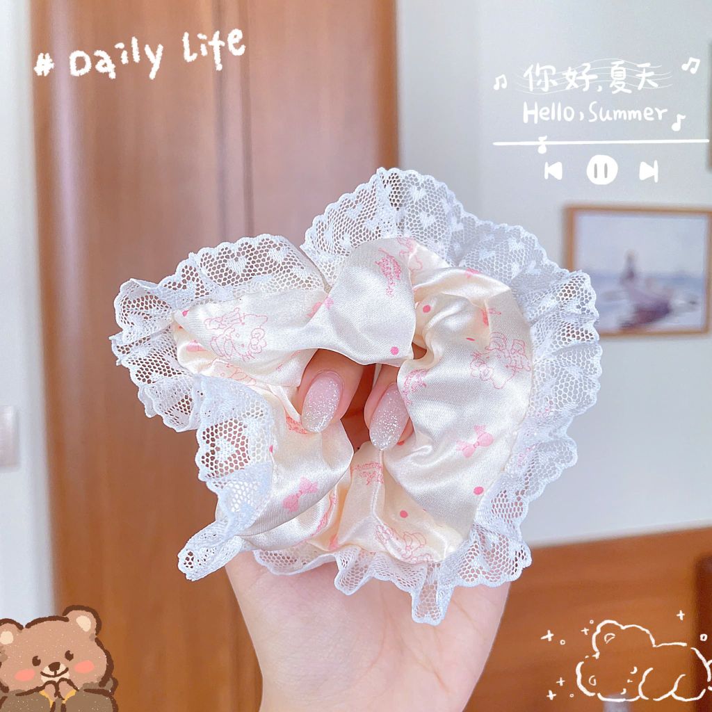 ** Scrunchies phi bóng in kitty viền ren tim