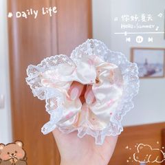 ** Scrunchies phi bóng in kitty viền ren tim