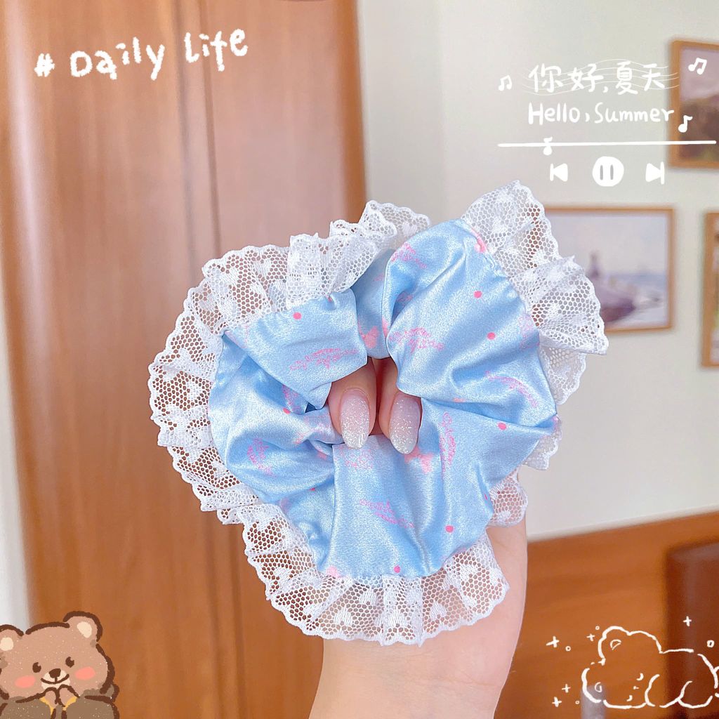 ** Scrunchies phi bóng in kitty viền ren tim
