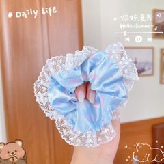 ** Scrunchies phi bóng in kitty viền ren tim