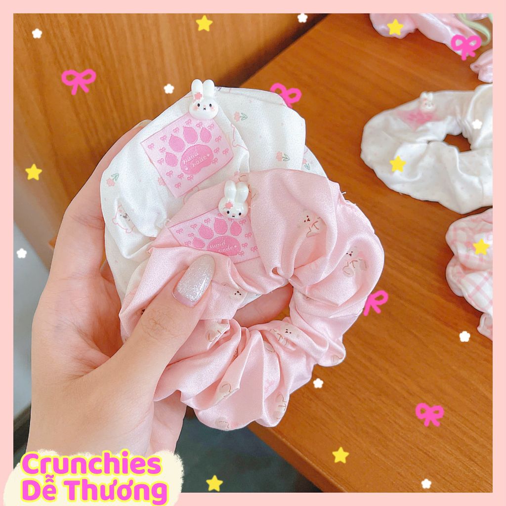 ** Scrunchies hoa/gấu/chấm bi/caro đính charm thỏ trắng