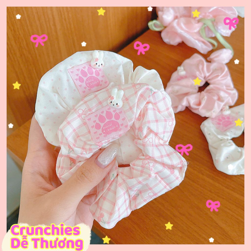 ** Scrunchies hoa/gấu/chấm bi/caro đính charm thỏ trắng