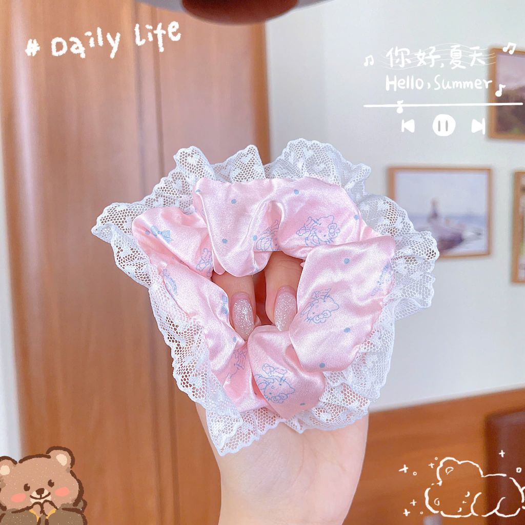 ** Scrunchies phi bóng in kitty viền ren tim