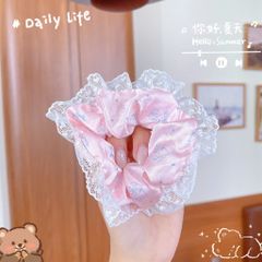 ** Scrunchies phi bóng in kitty viền ren tim
