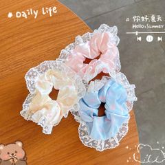 ** Scrunchies phi bóng in kitty viền ren tim