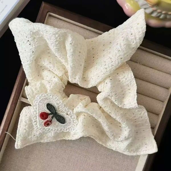 ** Scrunchies vuông trắng thêu cherry