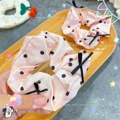 ** Scrunchies chấm bi hồng be đính nơ đen
