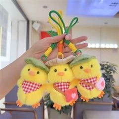 ** Móc khóa bông vịt vàng đội mũ sen đeo túi