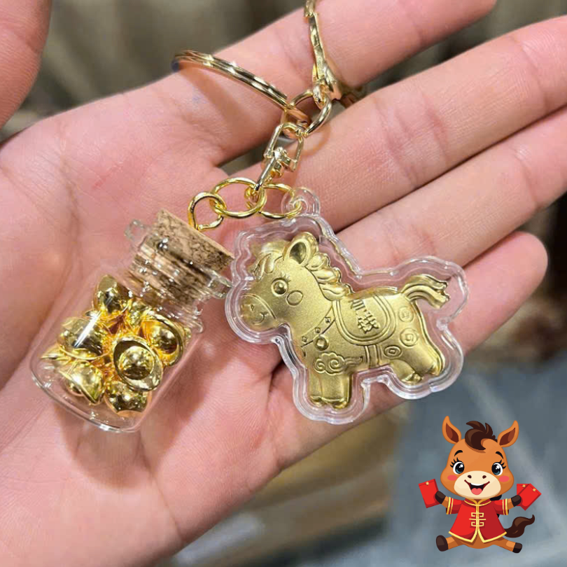 ** Móc khóa ngựa và hủ vàng