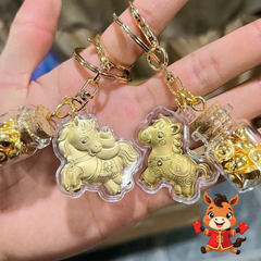 ** Móc khóa ngựa và hủ vàng