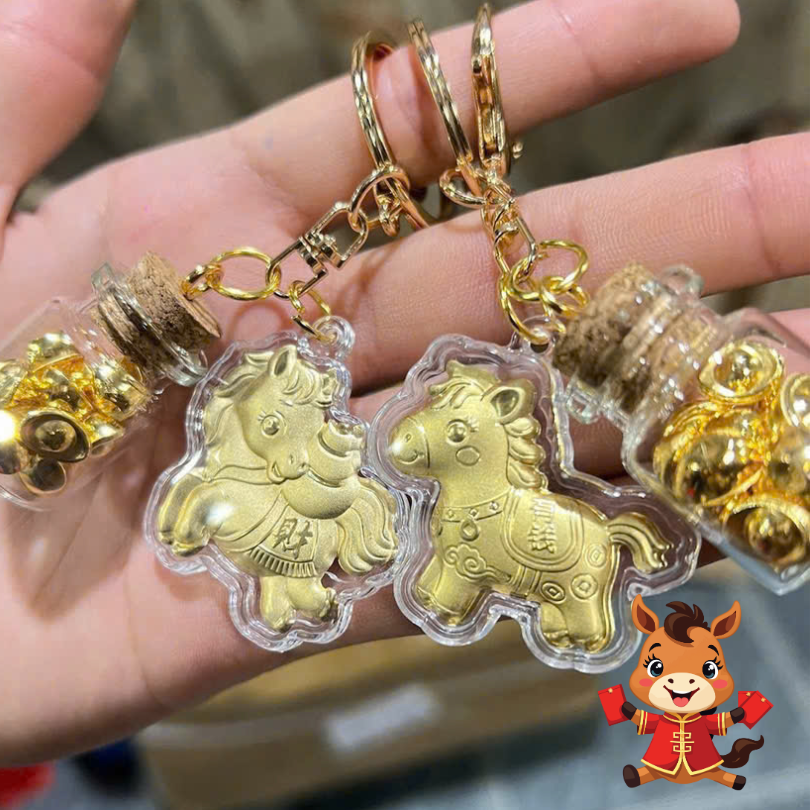 ** Móc khóa ngựa và hủ vàng