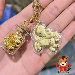 ** Móc khóa ngựa và hủ vàng