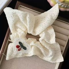 ** Scrunchies vuông trắng thêu cherry