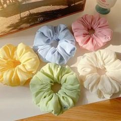** Scrunchies bông phồng tone pastel logo nơ đen nhỏ