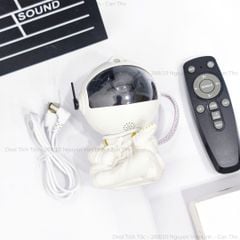 ** Đèn chiếu sao phi hành gia ngồi