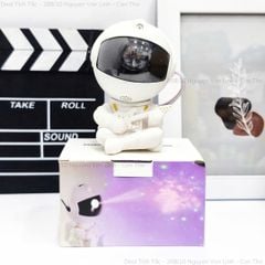 ** Đèn chiếu sao phi hành gia ngồi