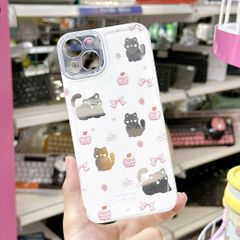 ** Ốp iPhone 15 Plus dẻo trắng 4 mèo bánh kem và nơ hồng