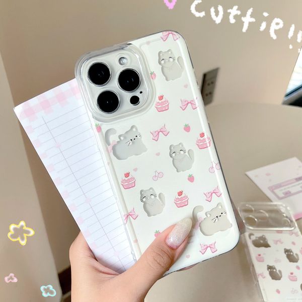 ** Ốp iPhone 15 Pro dẻo trắng 4 mèo bánh kem và nơ hồng