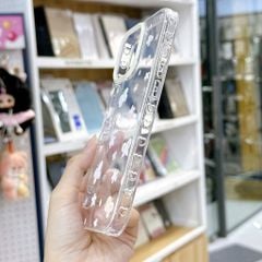 ** Ốp iPhone 16 Pro dẻo trong viền tim bướm và hoa