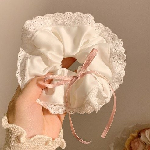 ** Scrunchies trắng size to nơ hồng