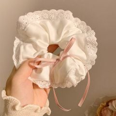 ** Scrunchies trắng size to nơ hồng