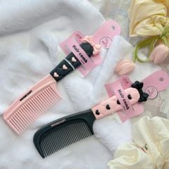 ** Lược chải tóc cán hồng tim nơ đen