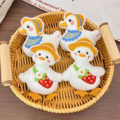 ** Móc khóa vịt đội nón vàng đeo yếm /túi dâu tây