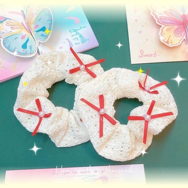** Scrunchies rỗ nơ nhí đỏ đính ngọc trai
