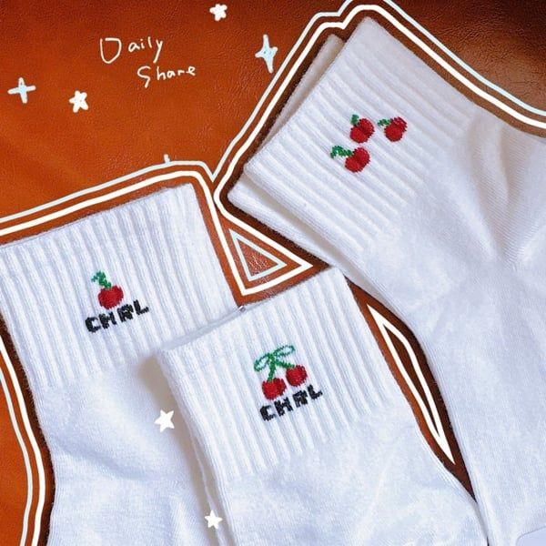 ** Tất/vớ trắng cherry đỏ tag Hello