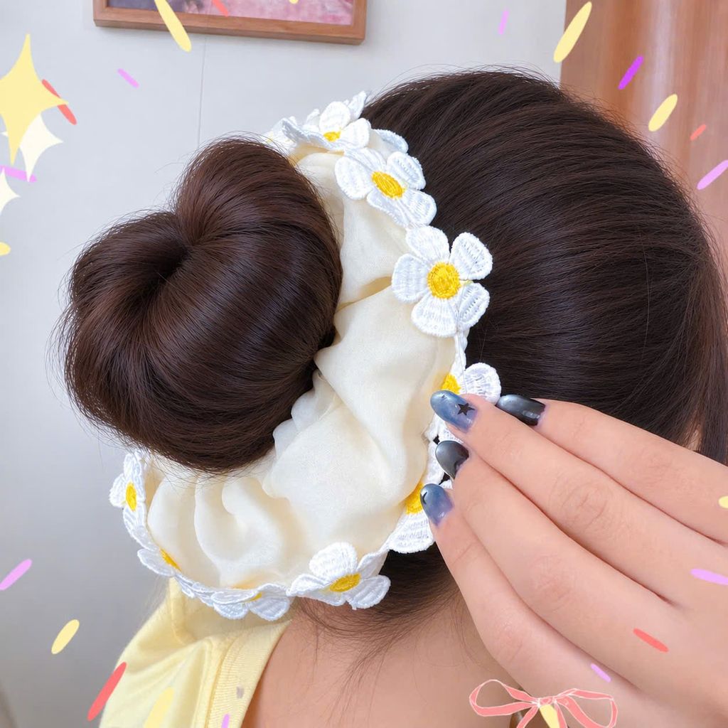 ** Scrunchies voan vàng viền hoa