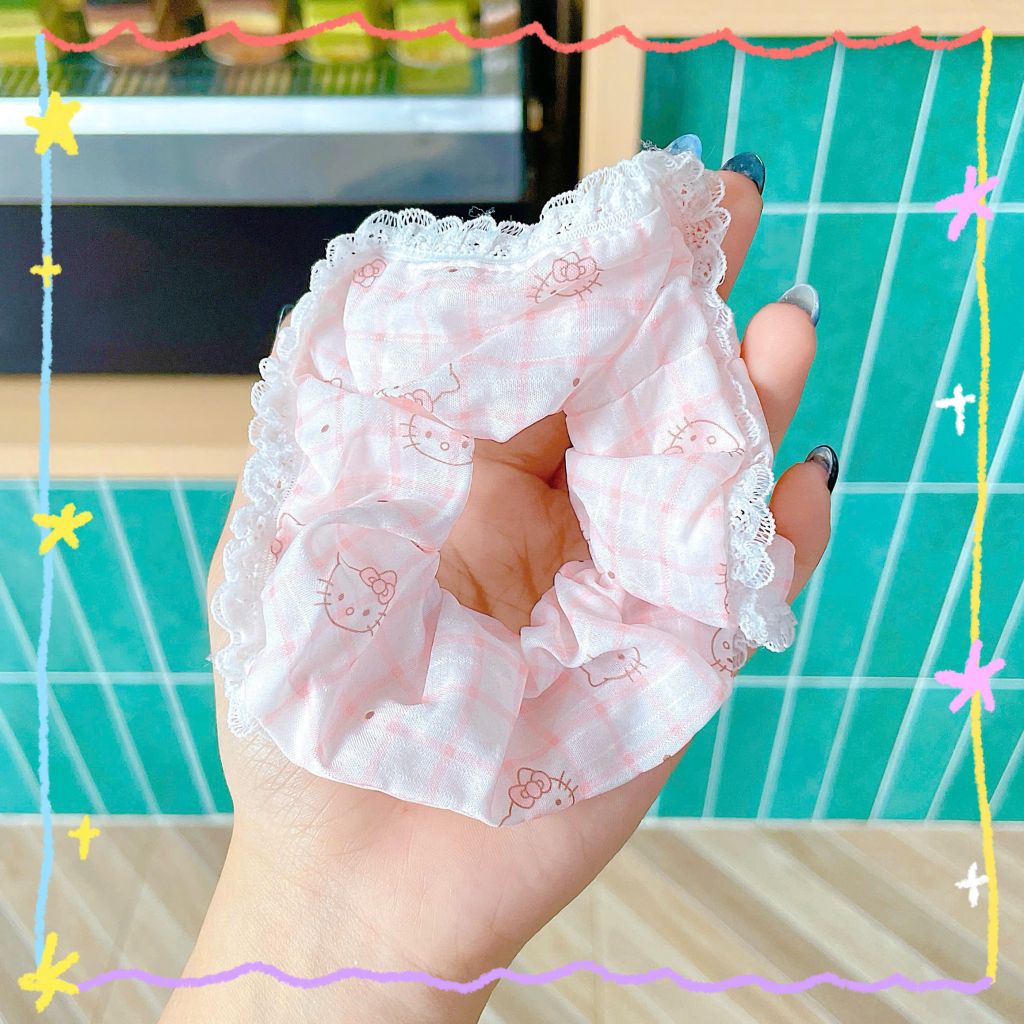 ** Scrunchies kitty caro hồng/xd viền ren