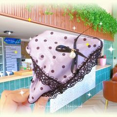 ** Kẹp càng cua tam giác chấm bi phối nơ