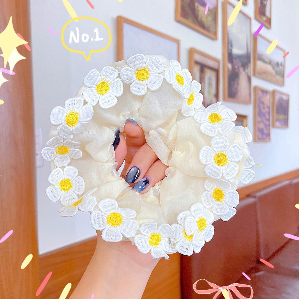 ** Scrunchies voan vàng viền hoa