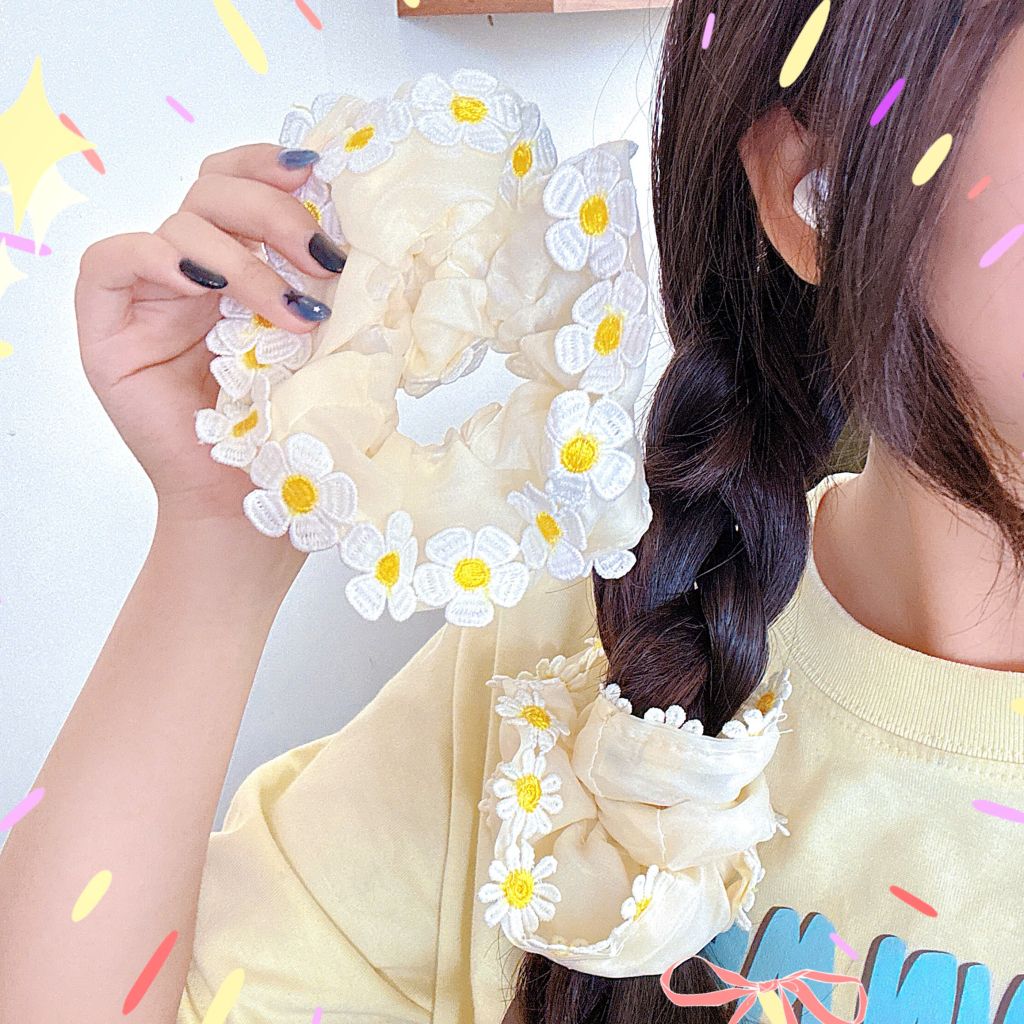 ** Scrunchies voan vàng viền hoa