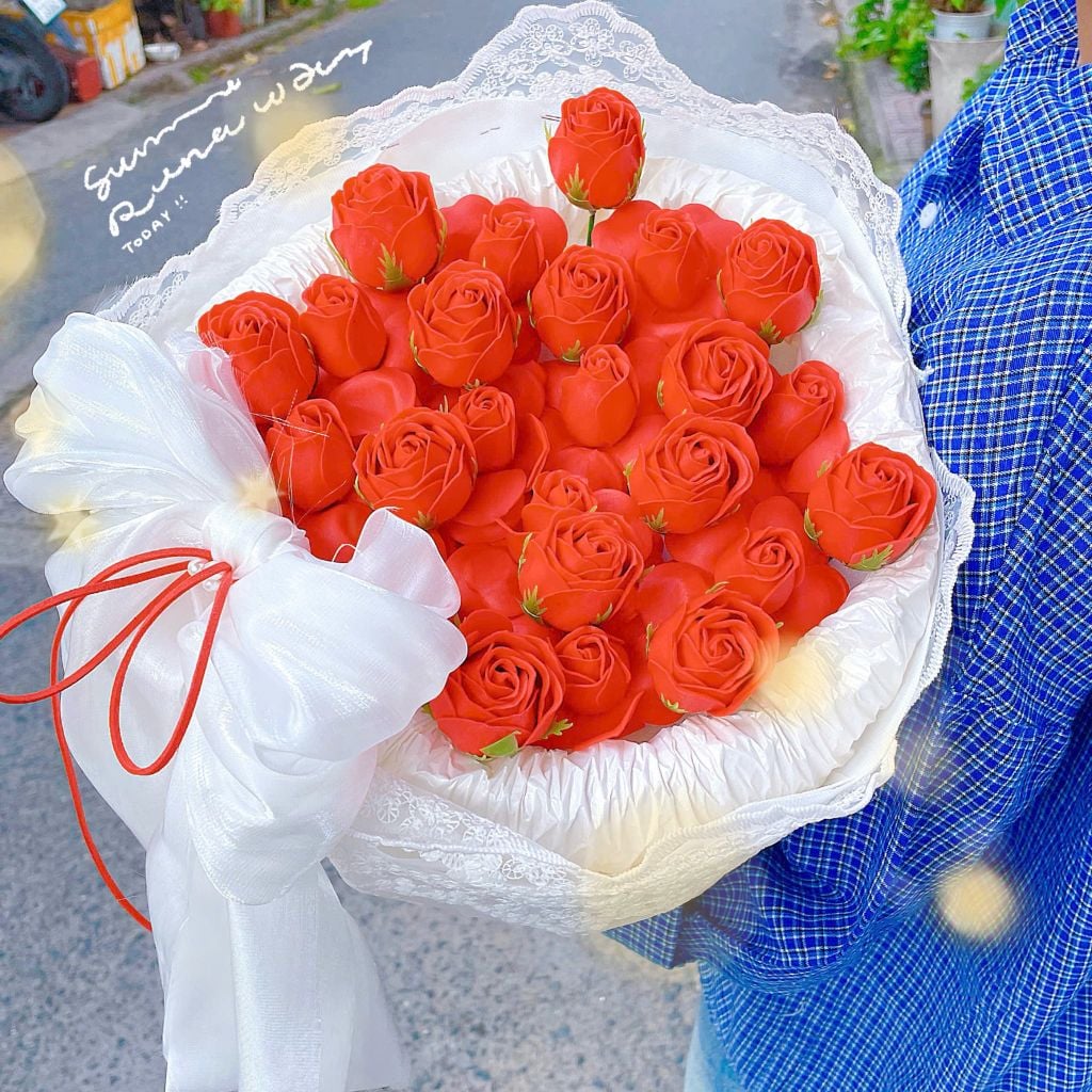 ** Bó hoa hồng tỉ muội đỏ phối ren mix nơ