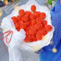 ** Bó hoa hồng tỉ muội đỏ phối ren mix nơ