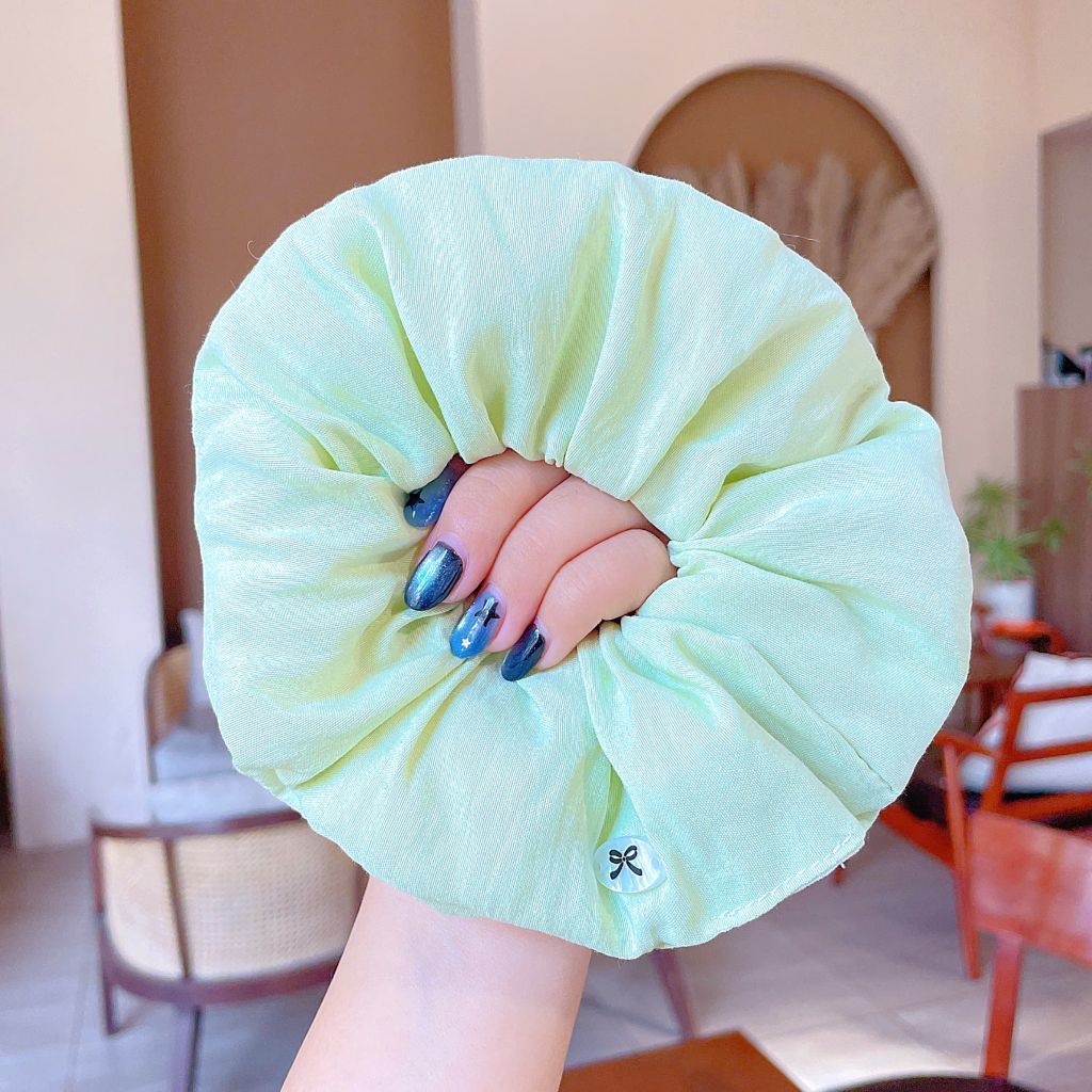 ** Scrunchies bông phồng tone pastel logo nơ đen nhỏ