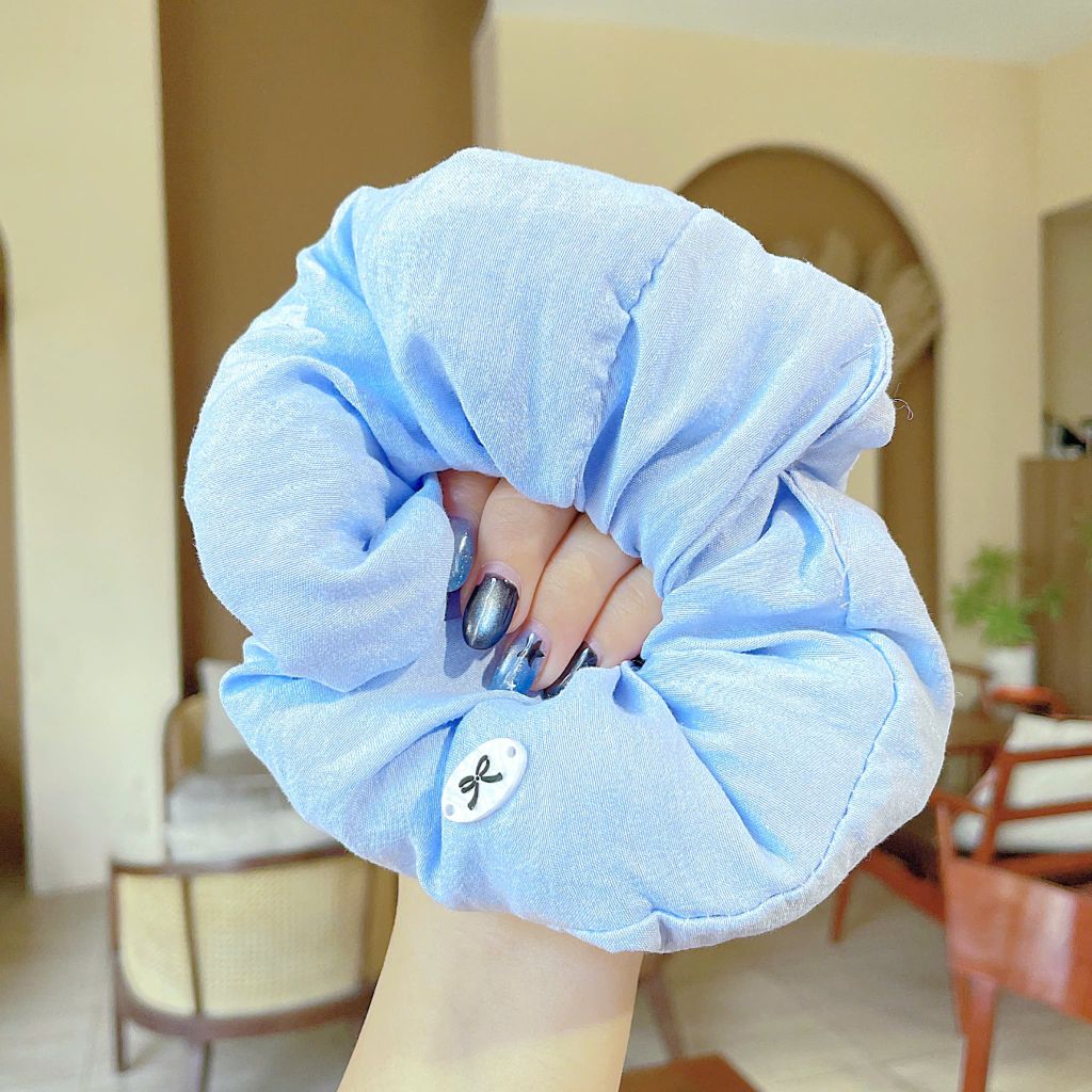 ** Scrunchies bông phồng tone pastel logo nơ đen nhỏ