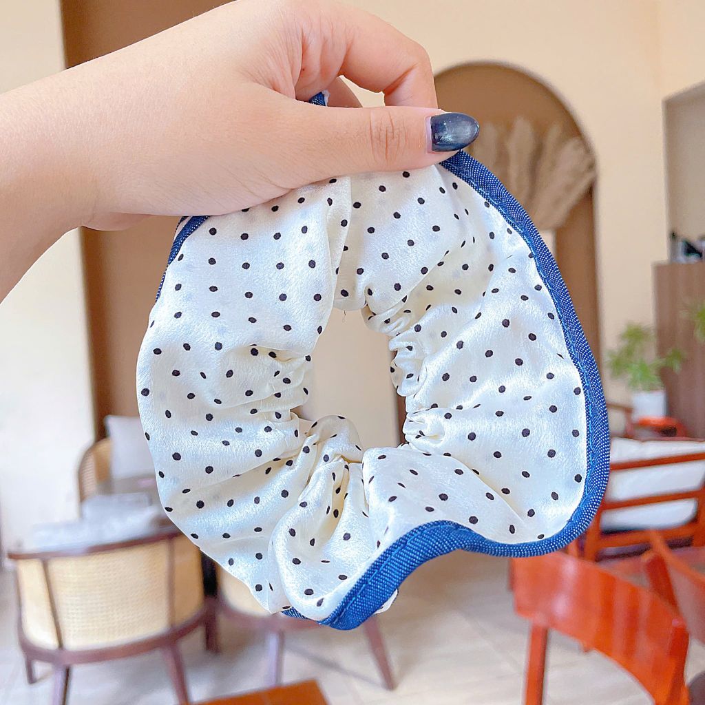** Scrunchies chấm bi viền jean trắng/đen
