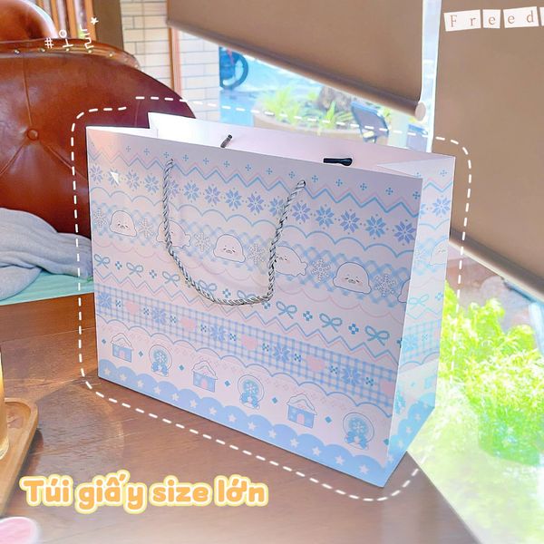 ** Túi quà hoạt hình hải cẩu nơ tone trắng xanh size 30x24x12 cm