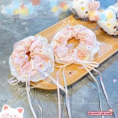 ** Scrunchies hoa nhí hồng đính nơ bèo viền ren