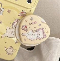 ** Popsocket từ tính trái tim mèo nằm ôm cá nền vàng
