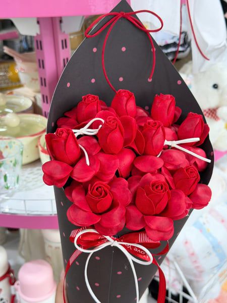 ** Bó hoa ốc quế hoa hồng tỉ muội