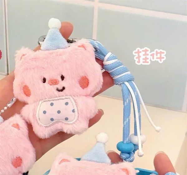 ** Móc khóa dây thừng heo hồng đeo yếm chấm bi