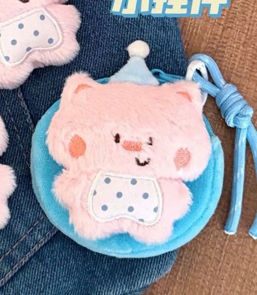 ** Móc khóa ví heo hồng đeo yếm chấm bi